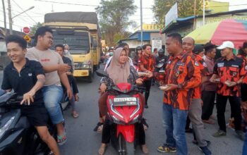 MPC PP Deliserdang dan PAC PP Pantai Labu Bagi Takjil kepada Pengguna Jalan di Lubukpakam