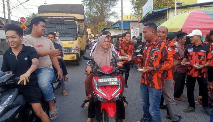 MPC PP Deliserdang dan PAC PP Pantai Labu Bagi Takjil kepada Pengguna Jalan di Lubukpakam