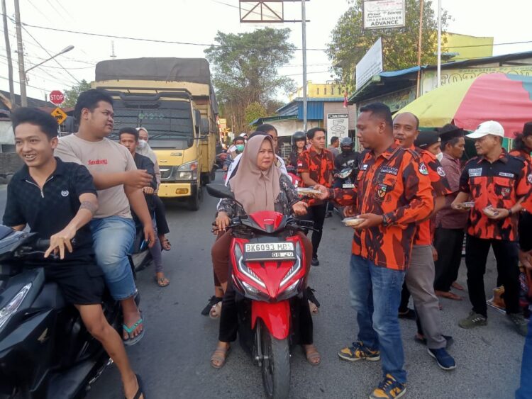 MPC PP Deliserdang dan PAC PP Pantai Labu Bagi Takjil kepada Pengguna Jalan di Lubukpakam