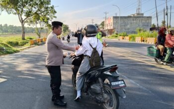 Polsek Teluk Mengkudu Dan Firdaus Bagikan 100 Takjil Jelang Buka Puasa