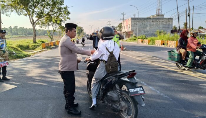 Polsek Teluk Mengkudu Dan Firdaus Bagikan 100 Takjil Jelang Buka Puasa