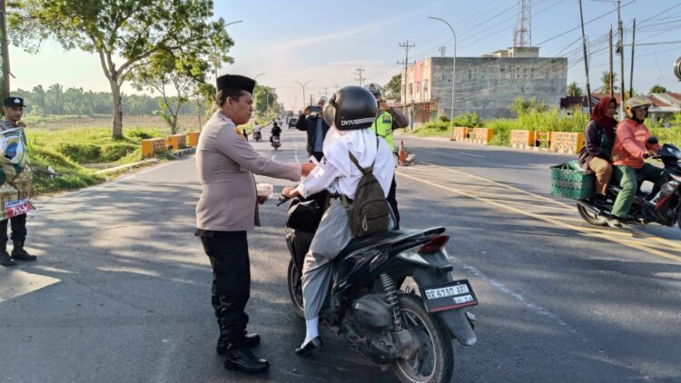 Polsek Teluk Mengkudu Dan Firdaus Bagikan 100 Takjil Jelang Buka Puasa