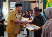 Pastikan Tidak Ada Pemotongan, Bupati Syah Afandin Salurkan Bantuan Stimulan Tahap II