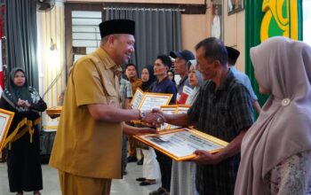 Pastikan Tidak Ada Pemotongan, Bupati Syah Afandin Salurkan Bantuan Stimulan Tahap II
