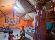 Di Tenda Pengungsian, Mutia Beribadah Sambil Menanti Atap yang Layak