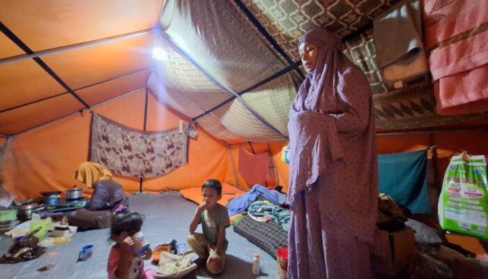 Di Tenda Pengungsian, Mutia Beribadah Sambil Menanti Atap yang Layak