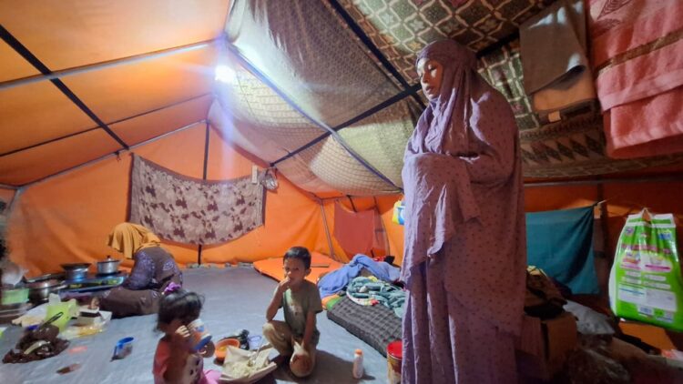 Di Tenda Pengungsian, Mutia Beribadah Sambil Menanti Atap yang Layak