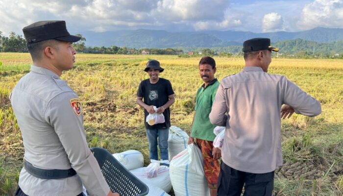 Langka Di Abdya, Polisi Antar Takjil Petani Di Sawah