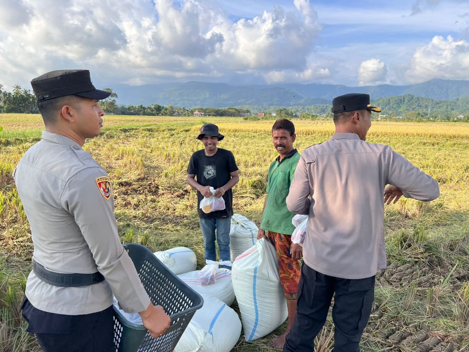 Langka Di Abdya, Polisi Antar Takjil Petani Di Sawah