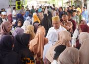 Bakhtiar Ahmad Sibarani Salurkan Zakat kepada 1.700 Warga Barus