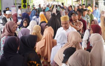 Bakhtiar Ahmad Sibarani Salurkan Zakat kepada 1.700 Warga Barus