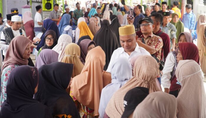 Bakhtiar Ahmad Sibarani Salurkan Zakat kepada 1.700 Warga Barus