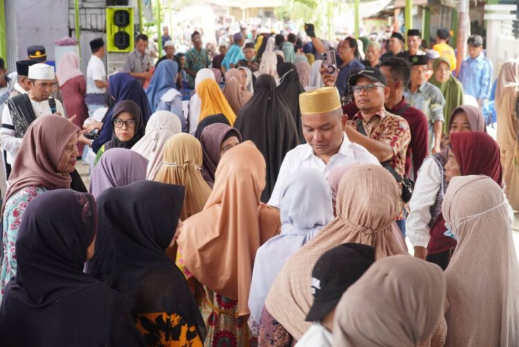 Bakhtiar Ahmad Sibarani Salurkan Zakat kepada 1.700 Warga Barus