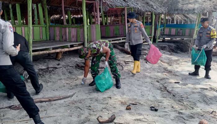 Dukung Program Presiden RI, Polres Aceh Singkil dan Kodim 0109 Bersihkan Pantai