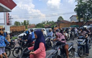 Ratusan Pengendara Roda Dua dan Empat Antre Panjang di SPBU Lubukpakam