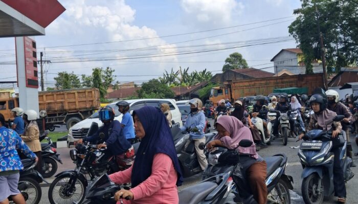 Ratusan Pengendara Roda Dua dan Empat Antre Panjang di SPBU Lubukpakam