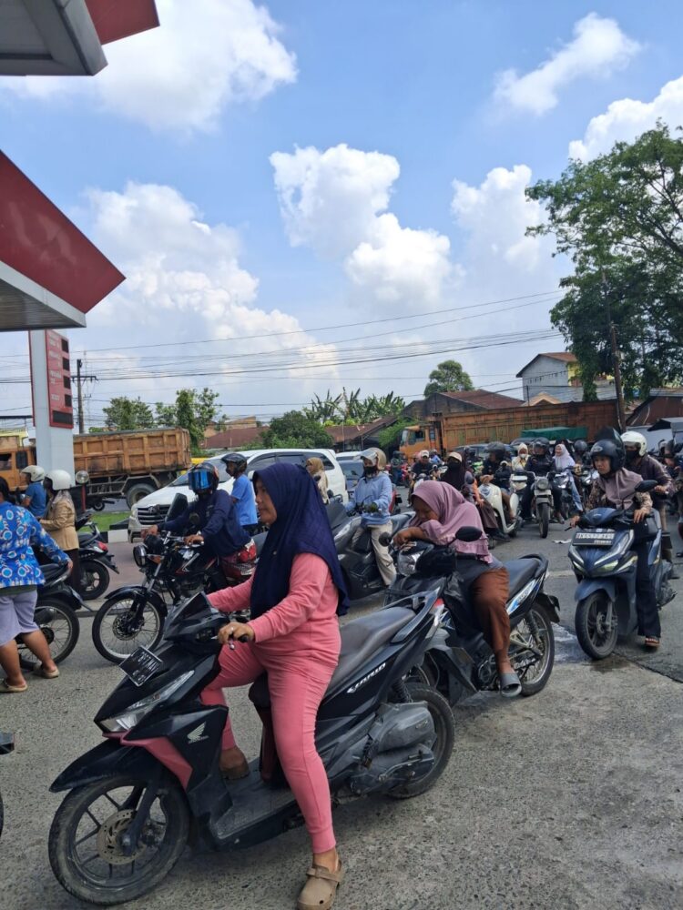 Ratusan Pengendara Roda Dua dan Empat Antre Panjang di SPBU Lubukpakam
