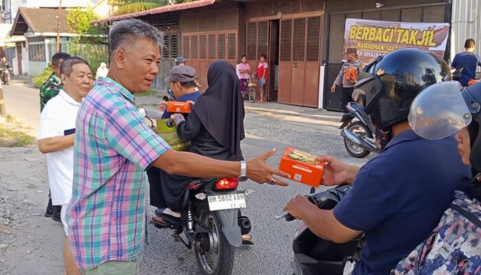 Vihara Bhaisajyaguru Buddha Bagikan 300 Paket Takjil Di Medan Petisah