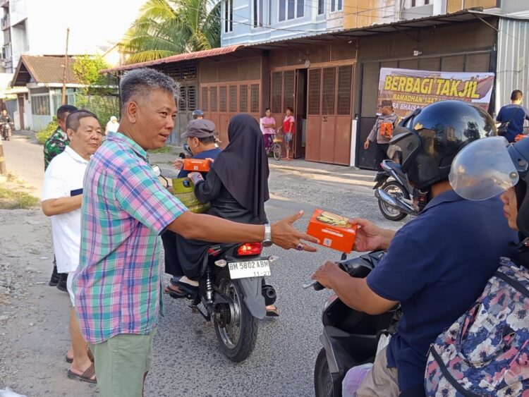Vihara Bhaisajyaguru Buddha Bagikan 300 Paket Takjil Di Medan Petisah