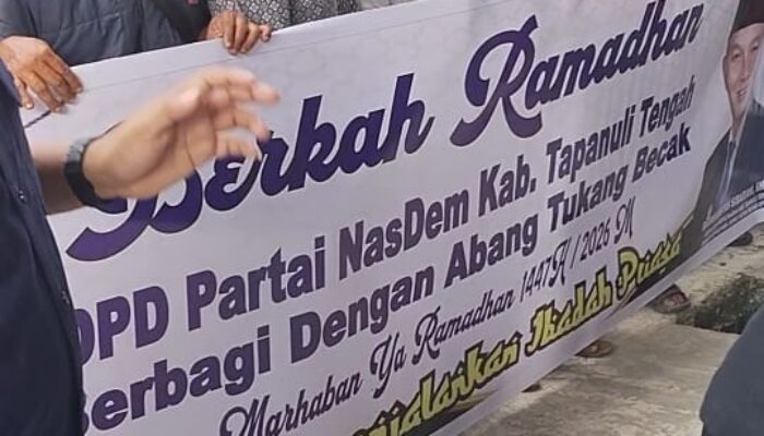 Partai NasDem Tapteng Salurkan Sembako dan Santuni Abang Becak