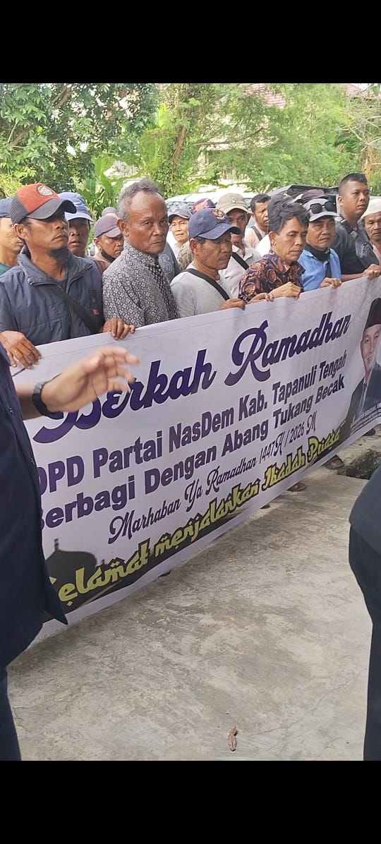 Partai NasDem Tapteng Salurkan Sembako dan Santuni Abang Becak