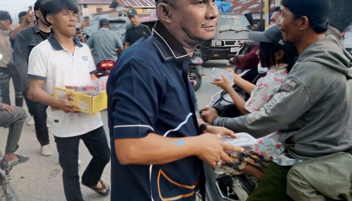DPD Partai NasDem Tapteng Berbagi Takjil, Masyarakat yang Melintas Apresiasi