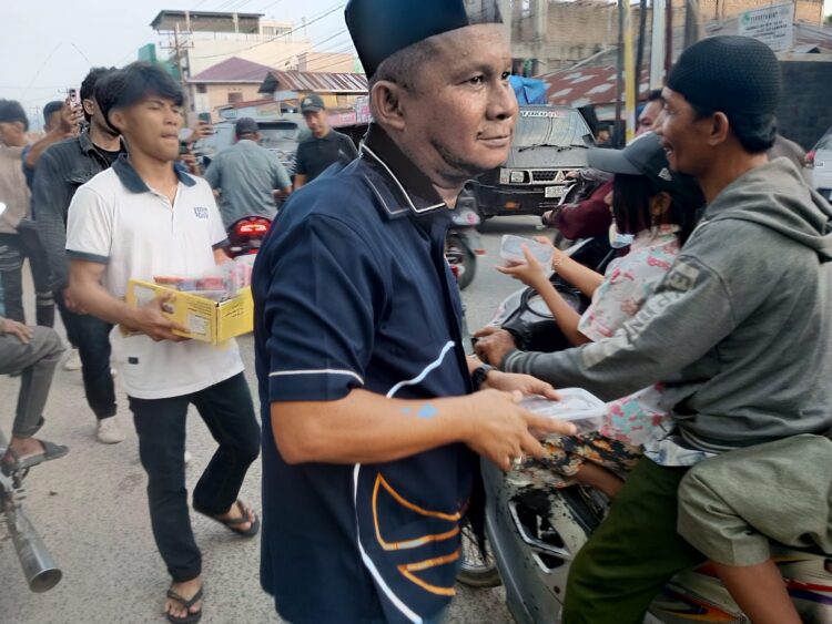 DPD Partai NasDem Tapteng Berbagi Takjil, Masyarakat yang Melintas Apresiasi