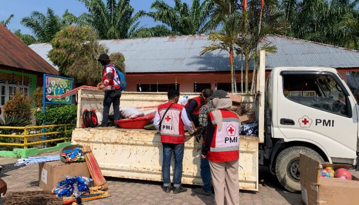 PMI Aceh Tamiang Salurkan Paket Alat Kebersihan Untuk Sekolah Terdampak Banjir