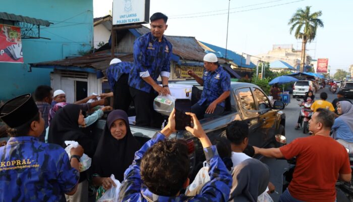 KOMBAT Langkat Bagikan 1.447 Takjil Untuk Berbuka Puasa