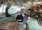 Pasca Tiga Bulan Banjir Bireuen, Janda Miskin Masih Bertahan di Tenda dengan Meraut Sapu Lidi