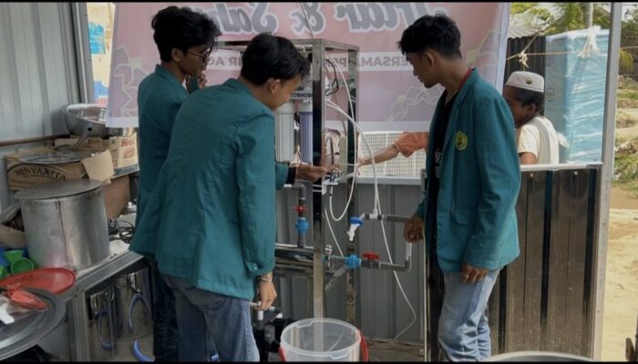 Mahasiswa Umuslim Hadirkan Mesin Filter Air Untuk Warga Korban Banjir Peusangan