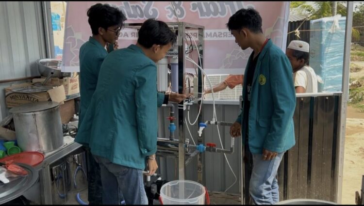 Mahasiswa Umuslim Hadirkan Mesin Filter Air Untuk Warga Korban Banjir Peusangan