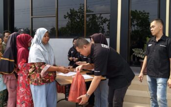 PT SJA Bagikan 87 Paket Sirup untuk Warga Seibuluh