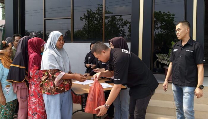 PT SJA Bagikan 87 Paket Sirup untuk Warga Seibuluh