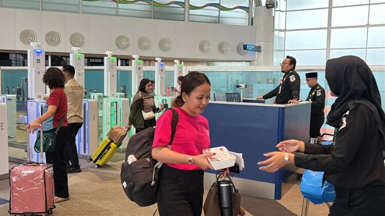 Bagikan Ratusan Paket Takjil Di Bandara Kualanamu, Imigrasi Medan Banjir Apresiasi