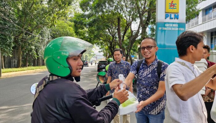 PLN UIP SBU Berbagi Takjil Di Ramadhan Penuh Berkah