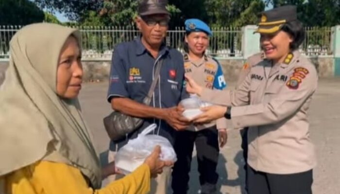 Kapolda Sumut Turun Langsung Bagi Takjil, Lemkapi: Sosok Pelayan yang Humanis