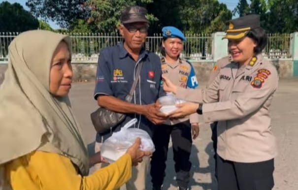 Kapolda Sumut Turun Langsung Bagi Takjil, Lemkapi: Sosok Pelayan yang Humanis