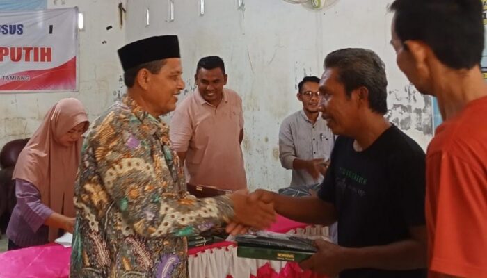 Pulihkan Semangat Warga Pascabanjir, Tim PkM Unsam Salurkan Bantuan Sarung dan Peci di Aceh Tamiang