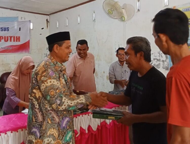 Pulihkan Semangat Warga Pascabanjir, Tim PkM Unsam Salurkan Bantuan Sarung dan Peci di Aceh Tamiang
