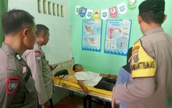 Pingsan Usai Kecelakaan, Pedagang Tahu Keliling Diselamatkan Personel Polsek Beringin