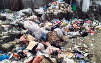 Sampah Menumpuk dan Berbau Menyengat di Jalan Keliling Pasar Kotanopan, Warga Geram