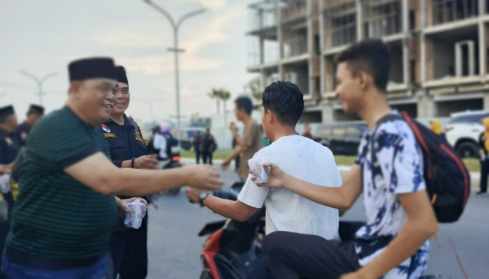 Bagikan Takjil ke Jalan, Dahnil Ginting Banjir Apresiasi Masyarakat