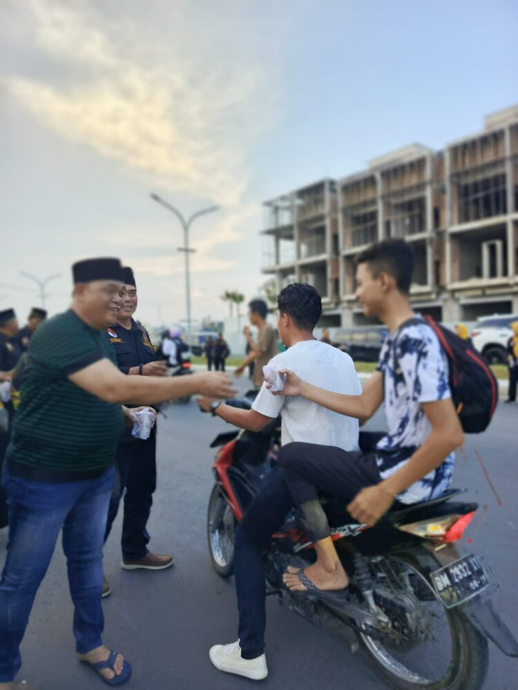 Bagikan Takjil ke Jalan, Dahnil Ginting Banjir Apresiasi Masyarakat