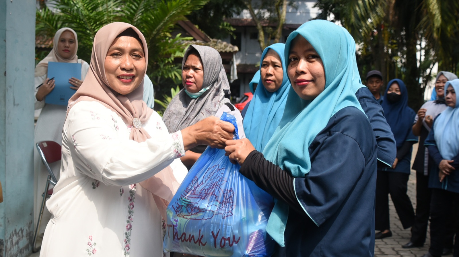 DWP Unimed Bagikan 256 Paket Sedekah Ramadhan Untuk Tenaga Kebersihan