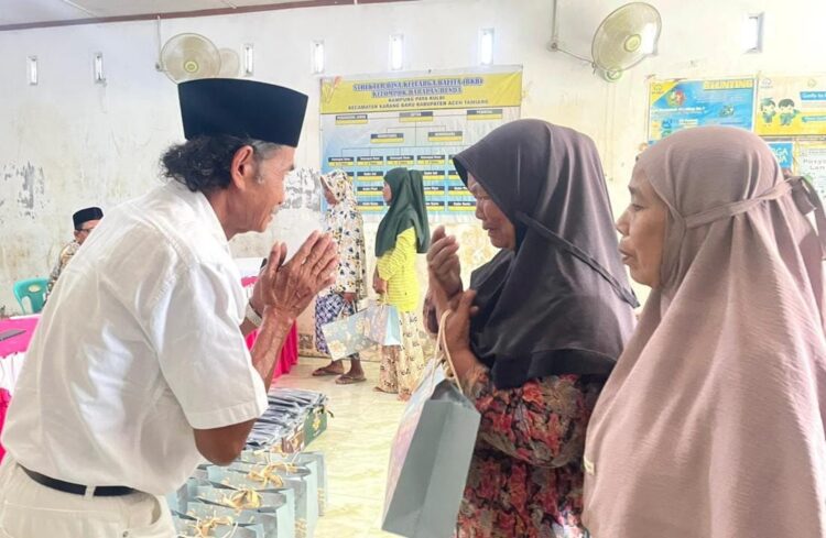 Dosen FKIP Unsam Salurkan Mukena dan Sajadah untuk Korban Banjir Aceh Tamiang