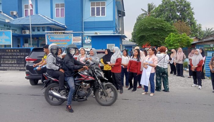 Puskesmas Pantai Labu Bagikan 150 Takjil kepada Pengguna Jalan