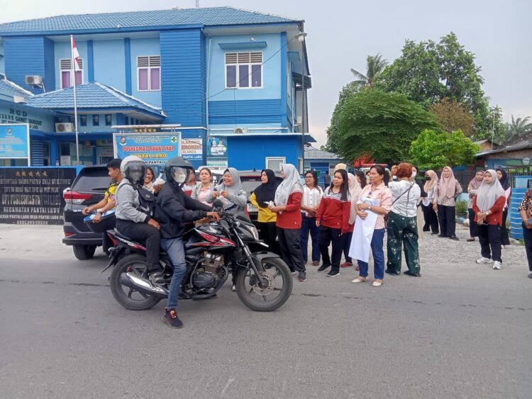 Puskesmas Pantai Labu Bagikan 150 Takjil kepada Pengguna Jalan