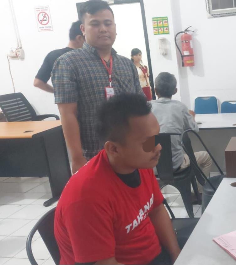 Diserahkan ke Jaksa, Kejari Medan Tahan Sopir Hakim Khamozaro