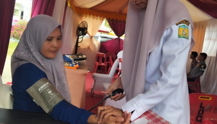 Nakes Puskesmas Kuta Malaka Layani Pemeriksaan Kesehatan Pemudik di Posko Ketupat Aneuk Galong